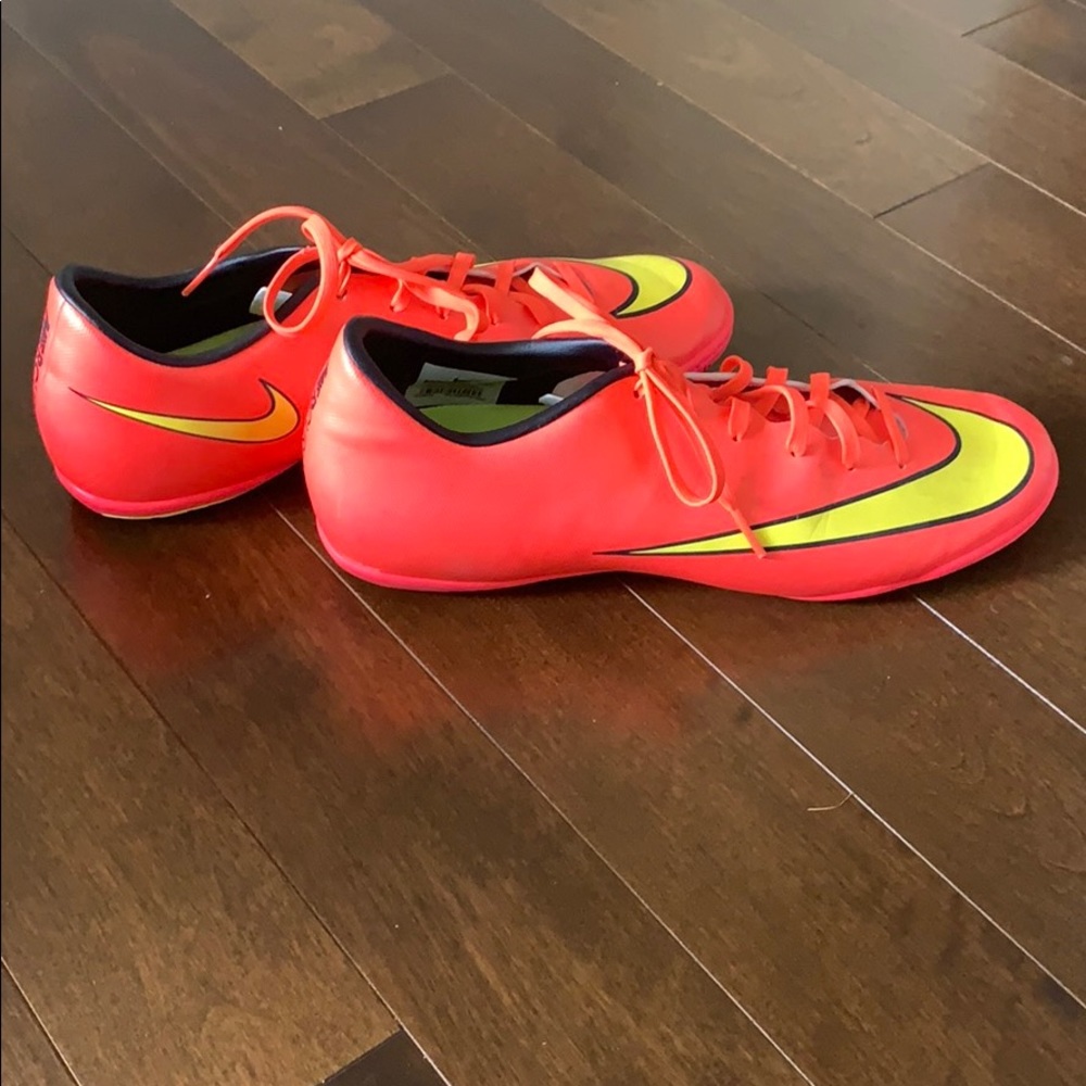 Indoor cleats (soccer)